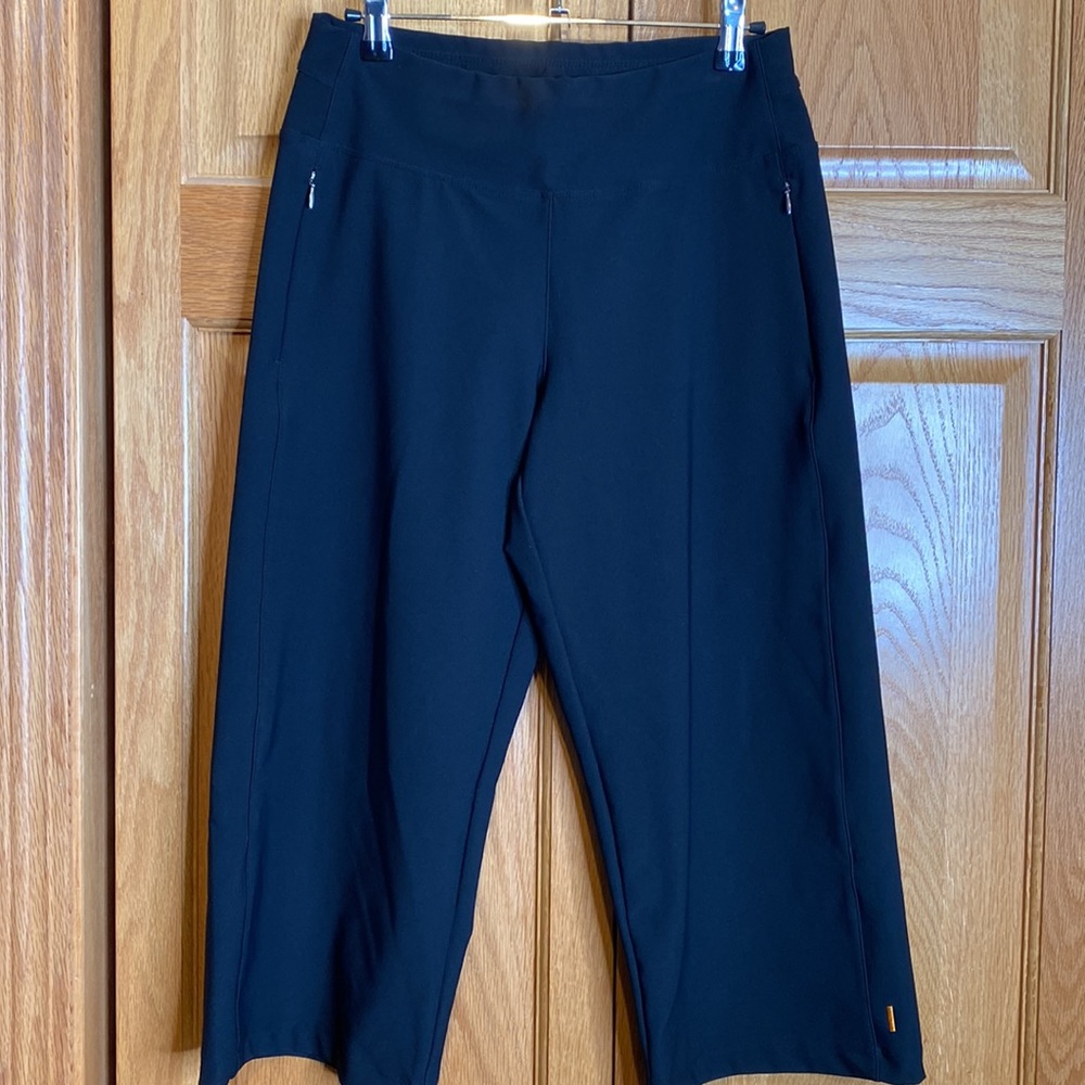 Lucy wide leg cropped leggings size small. Like new condition